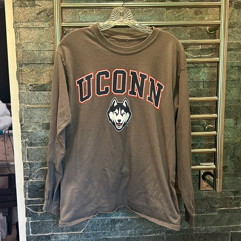 UConn Long sleeve shirt Size: M